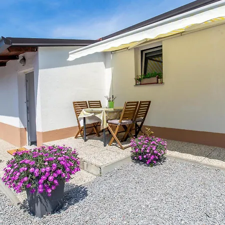 2 Bedroom Lovely In Holiday home